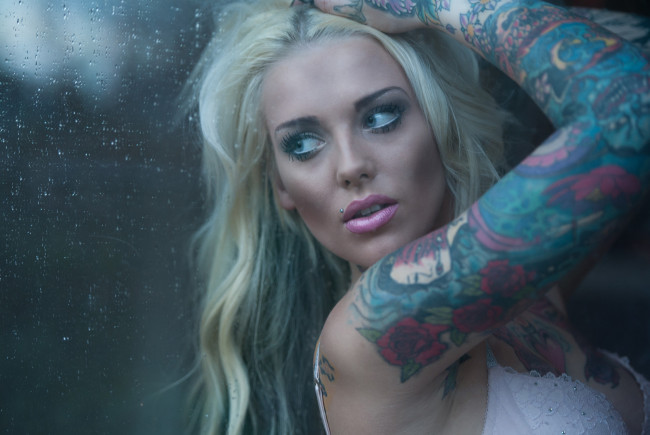 Обои картинки фото lauren brock, девушки, lauren, brock, девушка, модель, блондинка, красотка, красавица, стройная, сексуальная, причёска, взгляд, макияж, тату, татуировка, рисунок, пирсинг, поза, флирт, секси