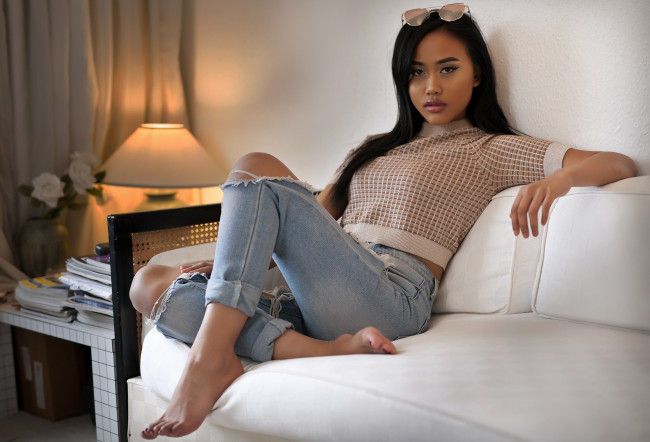 Обои картинки фото девушки, - азиатки, девушка, азиатка, красавица, жгучая, знойная, джинсы, сексуальная, модель, брюнетка, красотка, поза, взгляд, макияж, krizha