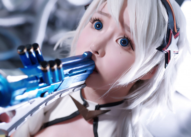 Обои картинки фото девушки, liu you qi, лицо, оружие, блондинка, костюм