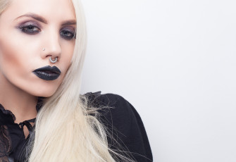 Картинка девушки -+лица +портреты блондинка лицо пирсинг блузка