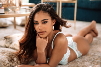 Картинка девушки scarlit+scandal белье поза