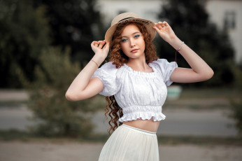 Картинка девушки -+рыжеволосые+и+разноцветные локоны шляпка