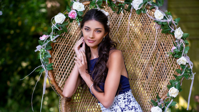 Обои картинки фото девушки, - брюнетки,  шатенки, брюнетка, кресло, цветы, венок