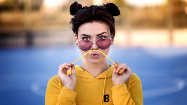 Обои картинки фото девушки, - брюнетки,  шатенки, очки