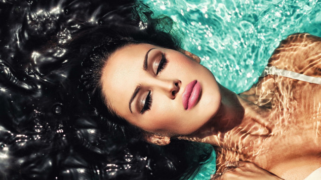 Обои картинки фото девушки, - лица,  портреты, брюнетка, закрытые, глаза, вода