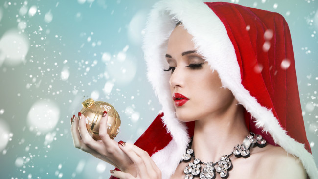 Обои картинки фото девушки, - снегурочки, снегурочка, снег, елочный, шарик