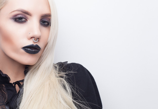 Обои картинки фото девушки, - лица,  портреты, блондинка, лицо, пирсинг, блузка