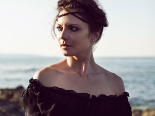 Картинка девушки teodora+duhovnikova шатенка косички блузка берег