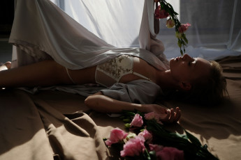 Картинка девушки -+брюнетки +шатенки русая белье халат цветы