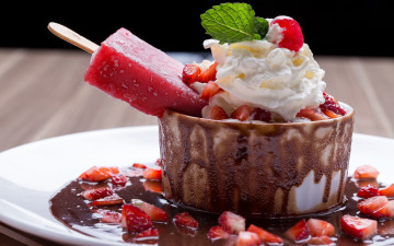 обоя еда, мороженое,  десерты, мята, сироп, ягоды