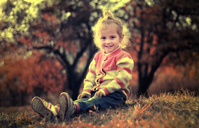 Обои картинки фото разное, дети, девочка, ребенок, кофта, трава, деревья, осень