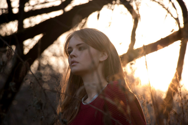 Обои картинки фото девушки, анастасия щеглова, шатенка, лицо, свитер, деревья