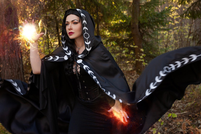 Обои картинки фото девушки, юлия огородникова, образ, косплей, наряд, костюм, капюшон, ведьма, магия, лес, осень