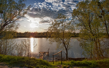 Картинка природа реки озера лес озеро ивы тропинка мостик солнце тучи
