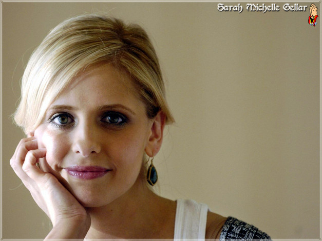 Обои картинки фото Sarah Michelle Gellar, девушки, серьга, лицо, актриса, улыбка