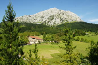 Картинка испания страна басков природа пейзажи дома лес горы луга