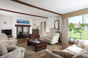 Картинка интерьер гостиная диваны окно