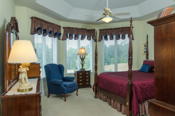 Картинка интерьер спальня кресло шторы кровать