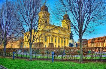 Картинка города здания дома памятник парк деревья здание аллеи площадь