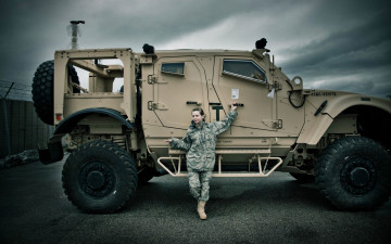 Картинка oshkosh atv техника военная девушка бронетранспортёр m-atv