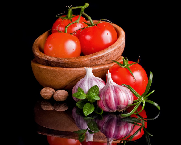 Обои картинки фото еда, овощи, миска, помидоры, чеснок, орехи