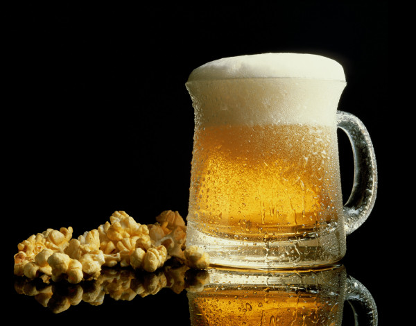 Обои картинки фото еда, напитки, пиво, пена, орешки