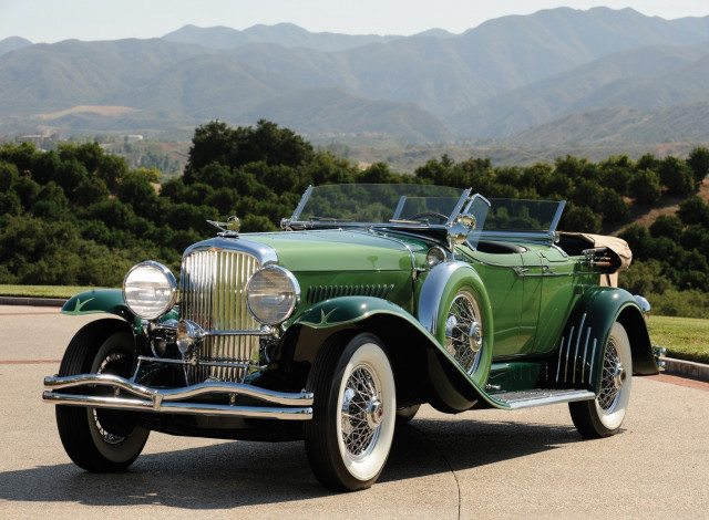 Обои картинки фото автомобили, duesenberg, ретро, автомобиль, горы, деревья, дорога, небо