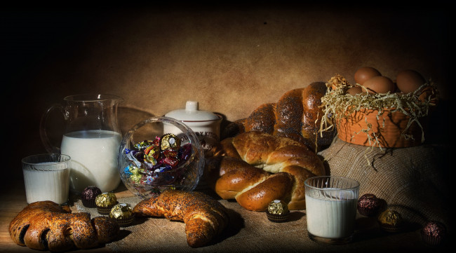 Обои картинки фото еда, натюрморт, конфеты, молоко, булки