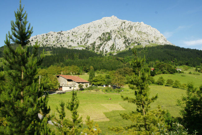 Обои картинки фото испания, страна, басков, природа, пейзажи, дома, лес, горы, луга