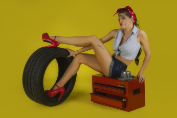 обоя девушки, -unsort , брюнетки,  шатенки, взгляд, поза, тело