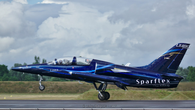 Обои картинки фото aero l39c albatros, авиация, боевые самолёты, взлет