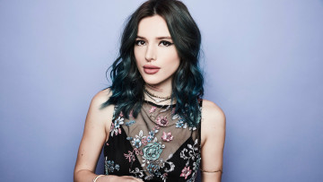 Картинка девушки bella+thorne пирсинг вышивка топ брюнетка