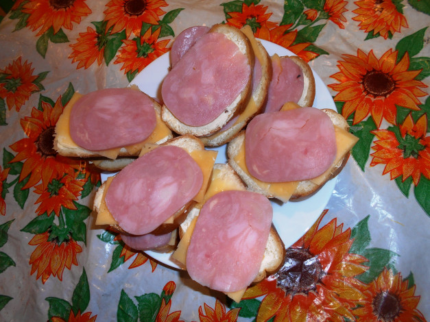 Обои картинки фото еда, бутерброды,  гамбургеры,  канапе, колбаса, хлеб, сыр