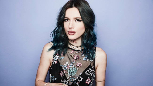 Обои картинки фото девушки, bella thorne, пирсинг, вышивка, топ, брюнетка