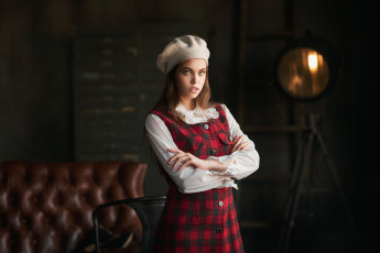 Картинка девушки -+брюнетки +шатенки берет платье блузка