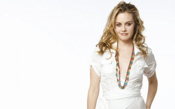 Картинка девушки alicia+silverstone актриса блондинка платье бусы