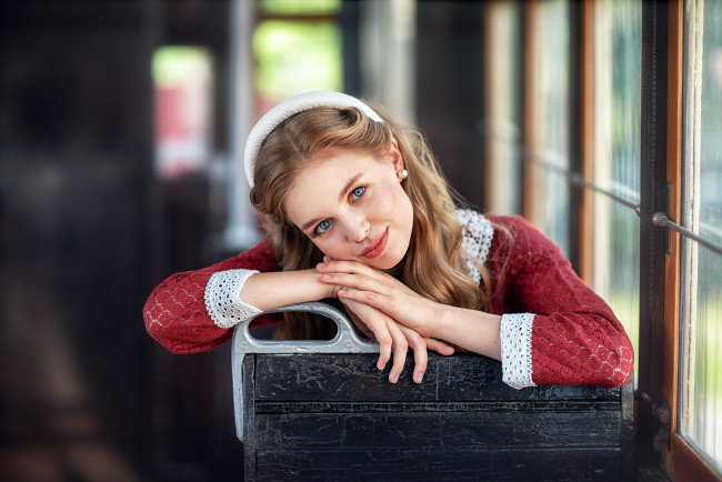 Обои картинки фото девушки, - блондинки,  светловолосые, блондинка, платье, окно, ретро