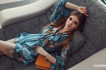 Картинка бестия девушки -+брюнетки +шатенки взгляд девушка поза кресло платье тату сумочка антон артюшин ксения шматко