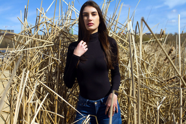 Обои картинки фото девушки, - брюнетки,  шатенки, брюнетка, длинные, волосы, солома, джинсы, черный, свитер, стася, давлетшина