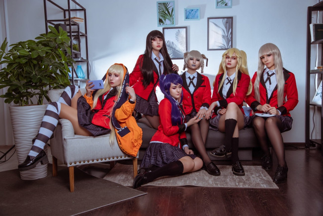 Обои картинки фото девушки, - креатив,  косплей, костюмы, образы, диван