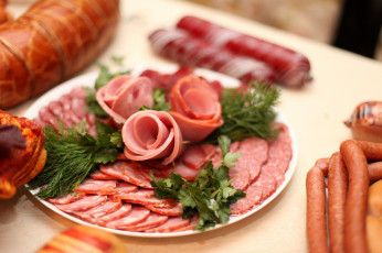 Картинка еда колбасные+изделия вареная копченая колбаса нарезка ассорти зелень