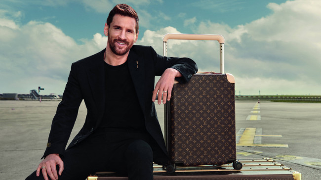 Обои картинки фото lionel messi louis vuitton 5k 2023, мужчины, -unsort, знаменитость, футболист, лионель, месси, кампания, louis, vuitton, горизонт, никогда, не, заканчивается, фотограф, glen, luchford
