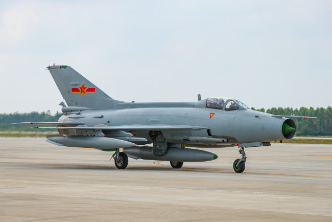 Обои картинки фото авиация, боевые самолёты, ввс, ноак, j7, вид, сбоку, военная, машина, деревья, пилот