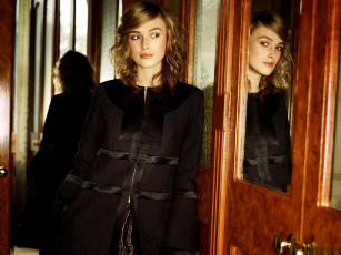 Картинка девушки keira+knightley актриса пальто зеркало двери