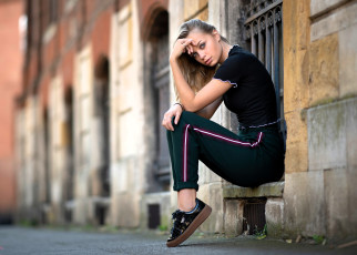 Картинка девушки -+брюнетки +шатенки русая топ штаны дом здание