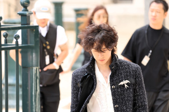 обоя мужчины, wang yi bo, актер, кудри, пальто, брошь, люди