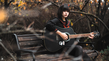 Картинка девушки tenletters образ косплей наряд рожки брюнетка платье гитара скамейка кусты парк осень