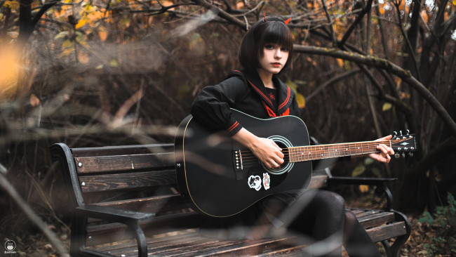 Обои картинки фото девушки, tenletters, образ, косплей, наряд, рожки, брюнетка, платье, гитара, скамейка, кусты, парк, осень