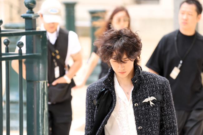 Обои картинки фото мужчины, wang yi bo, актер, кудри, пальто, брошь, люди