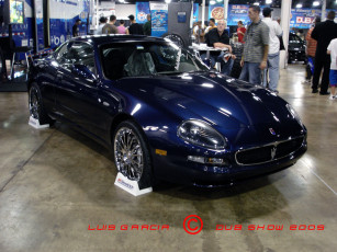 Картинка автомобили выставки уличные фото